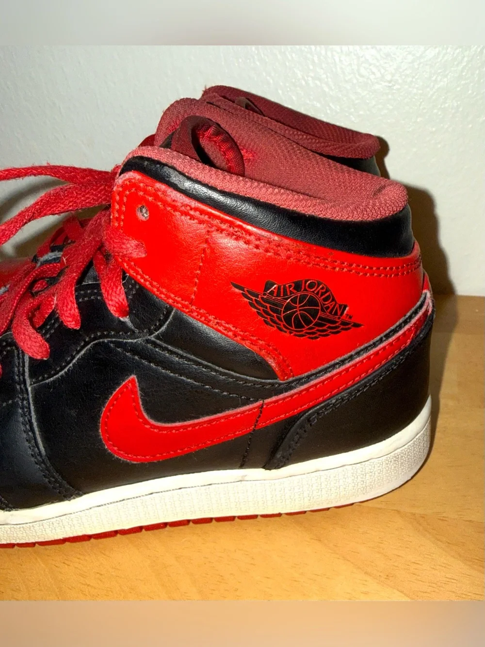 Jordan 1 Mid Bred Black Red Kids Youth Size 4Y DQ8423-060, Sneakers